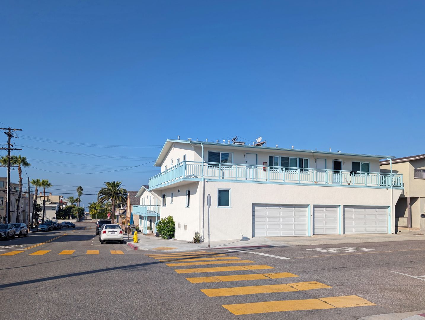 Hermosa Beach Apartment: 121-131 8th St