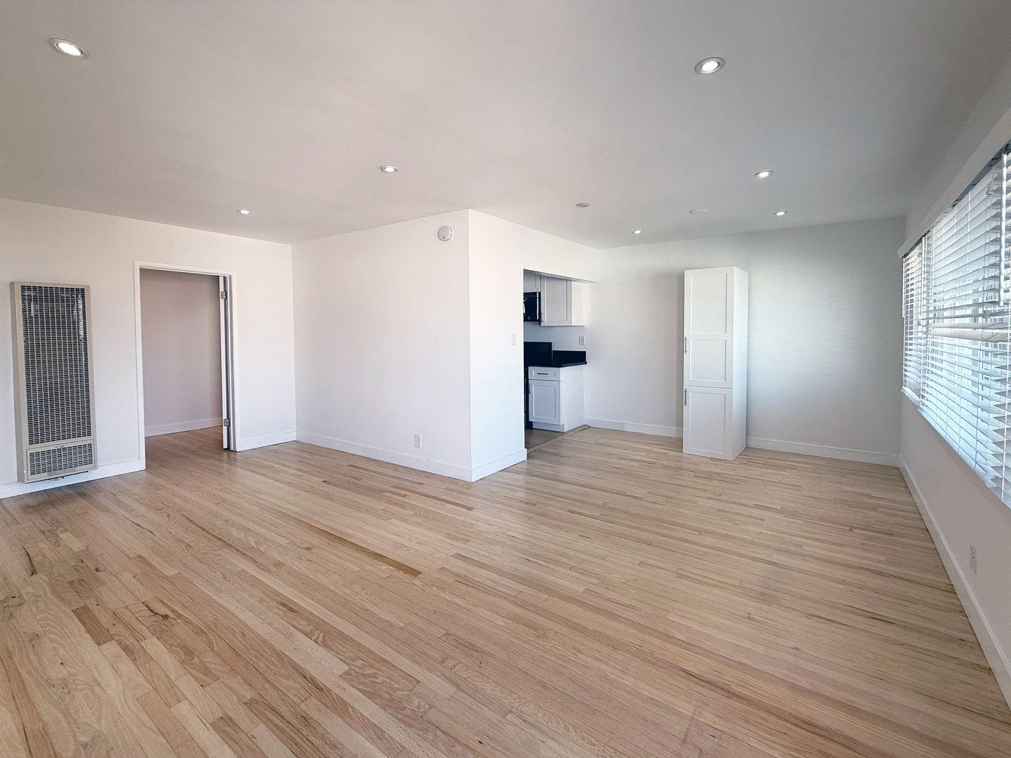 Hermosa Beach Apartment: 121-131 8th St