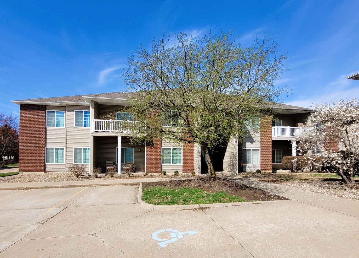 Columbia House: 3800 Saddlebrook Place, Apt 408