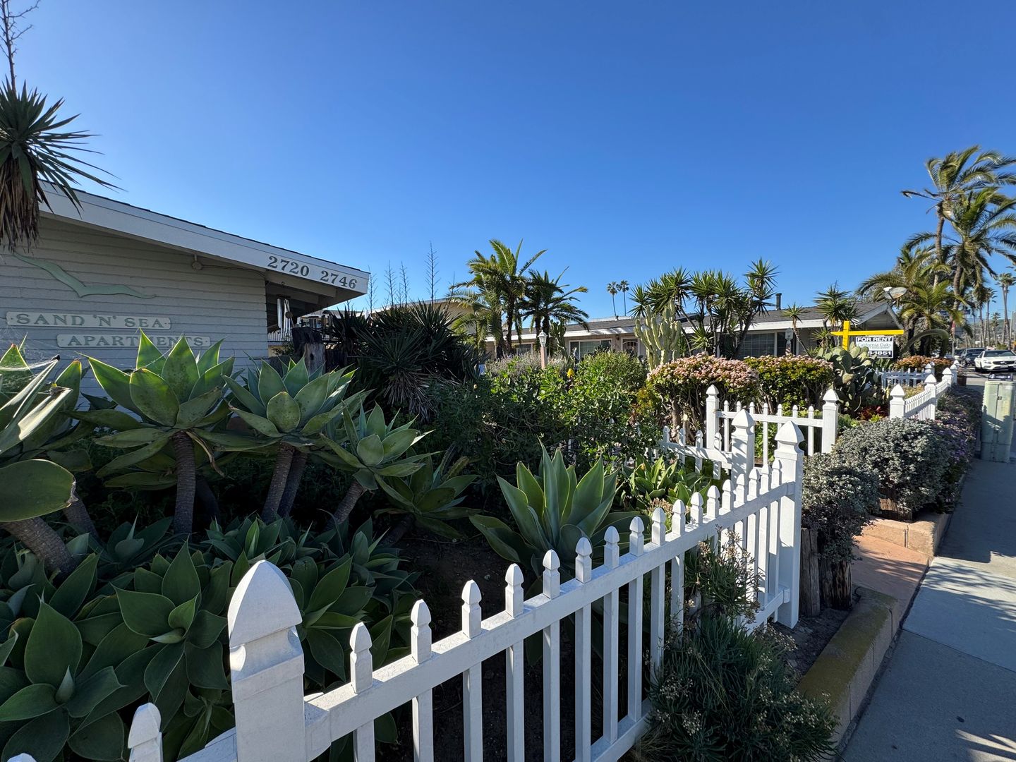 Ventura Apartment: 2720-2746 Pierpont Blvd.