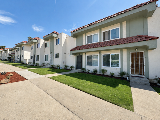 Spacious 4 Bedroom Townhome-Style Apartment in West Ventura! – photo 1