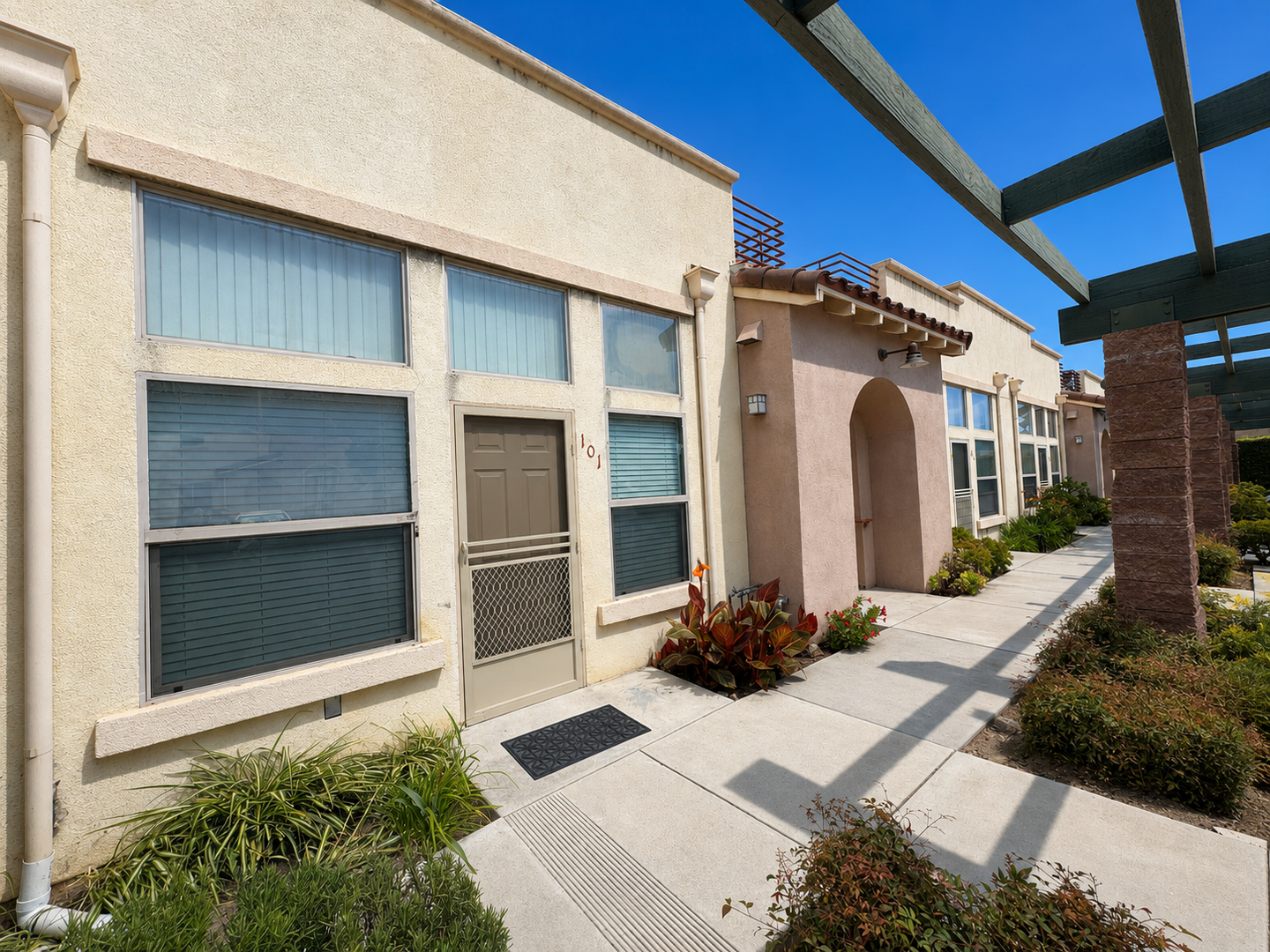 Ventura Apartment: 1073 N. Ventura Ave. & 32 W. Flint St.