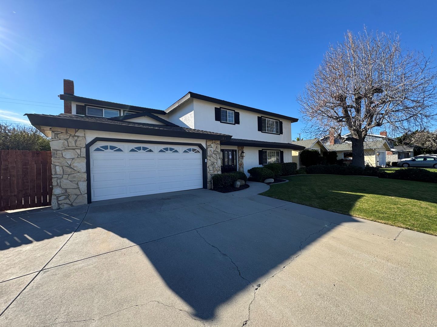 Ventura House: 273 Gorrion Avenue