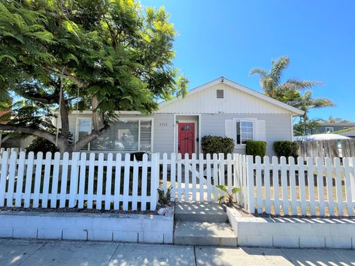 2 Bed 1 Bath w/Den-Pierpont Beach Home with Yard! – photo 1