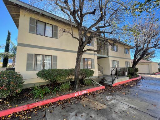 Upstairs 2+1 Santa Paula Apartment- Private Balcony!