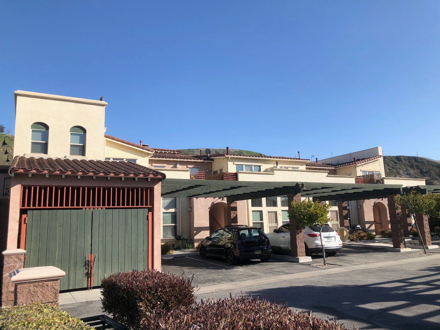 Ventura Apartment: 1073 N. Ventura Ave. & 32 W. Flint St.