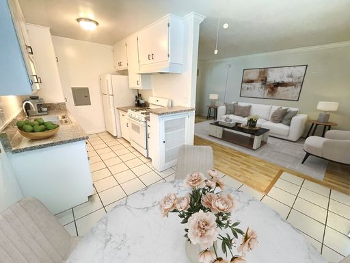 *All Utilities Included *West LA 1BD 1BA Second Floor Unit w/ Hardwood, AC and more! (West LA / Brentwood) – photo 1