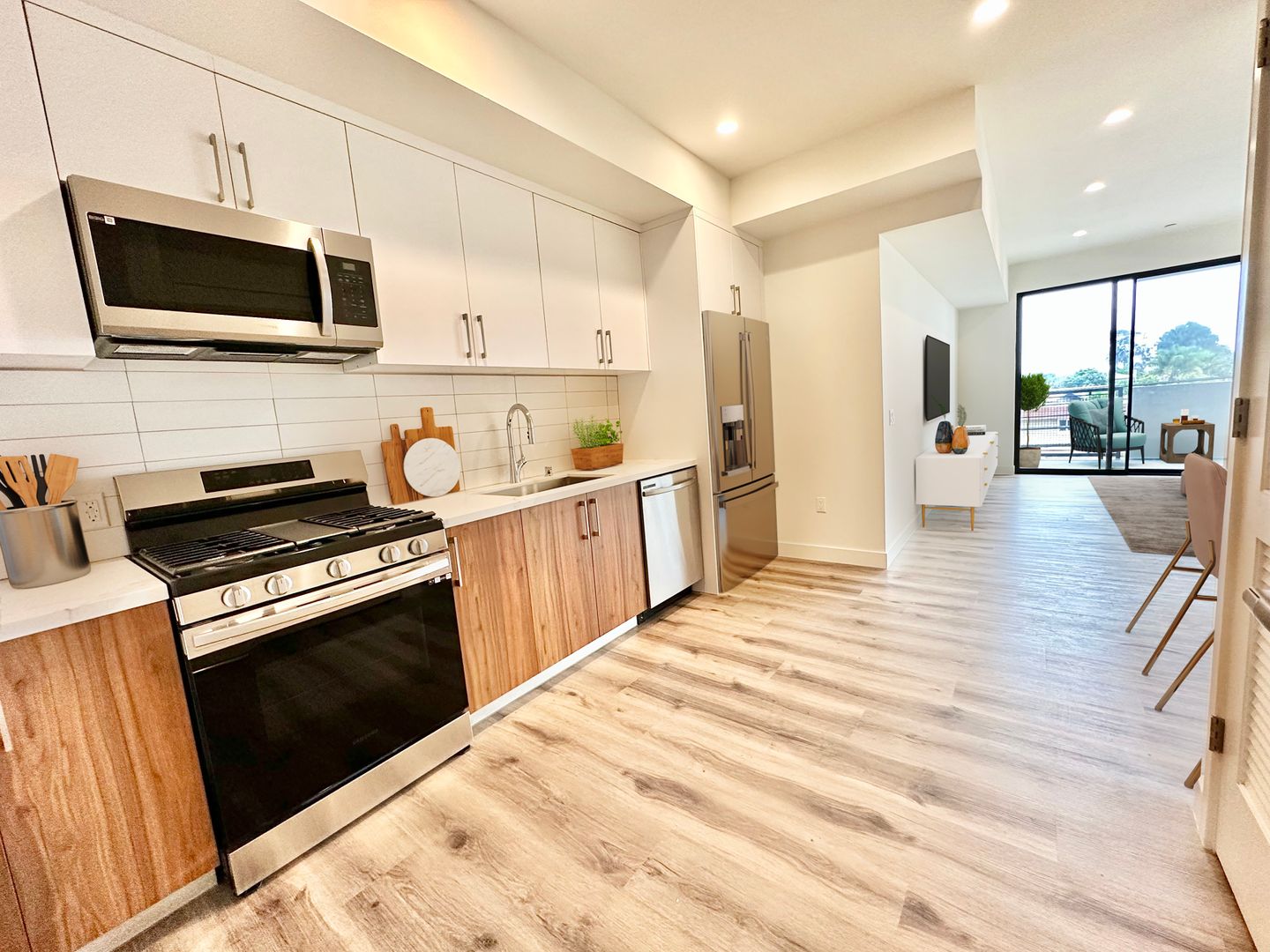 Los Angeles Apartment: 4320 Inglewood
