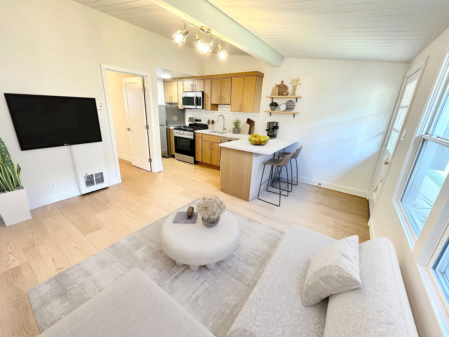 Santa Monica Apartment: 1437 9th St