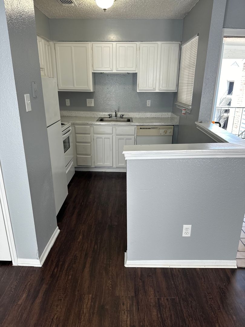 San Antonio Apartment: 1400 Gardina St.