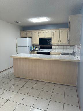2B/2B $895.00 Paradise Village Apts. makes life at home feel away from home! – photo 1