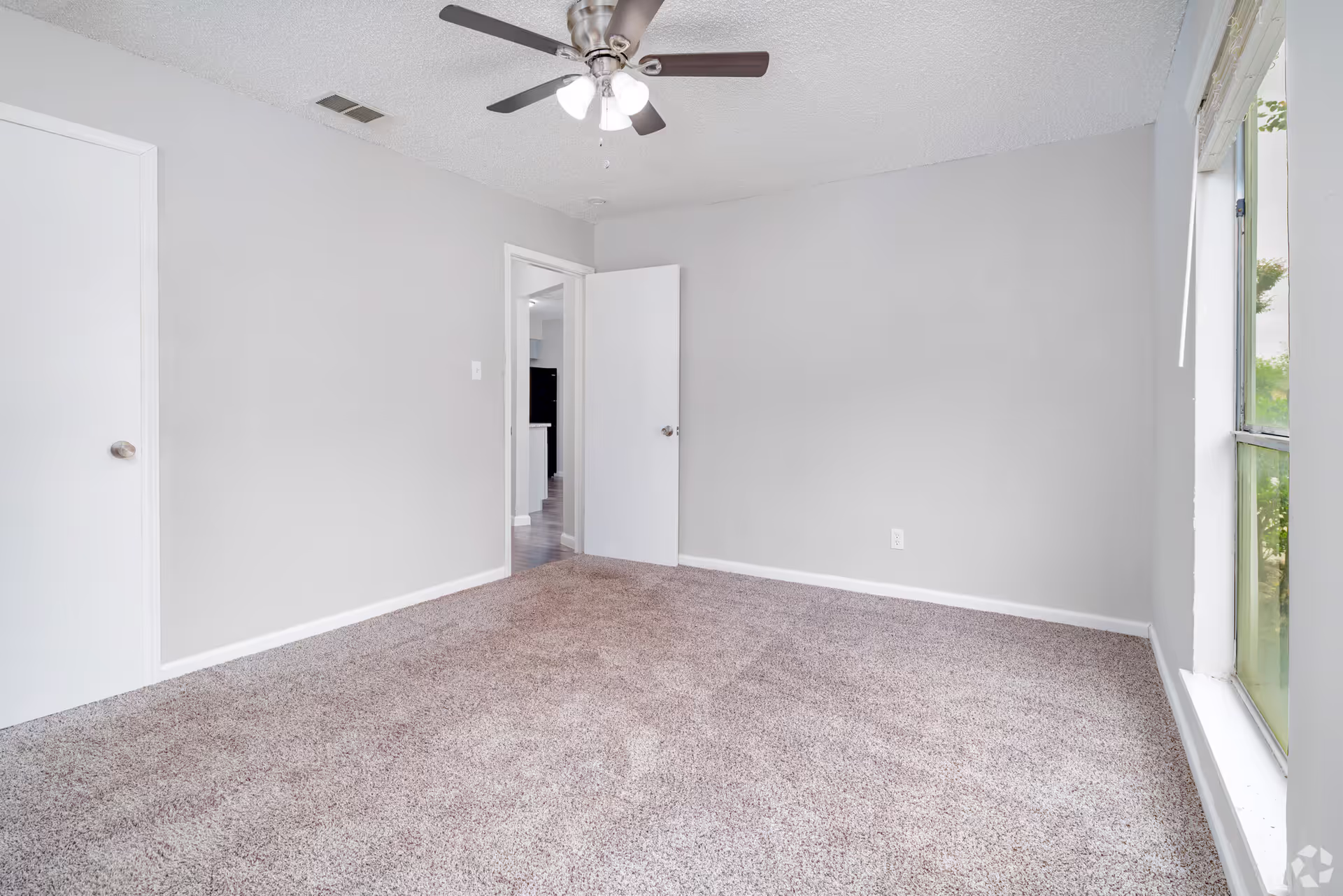 400 Rosewood 9 of 12