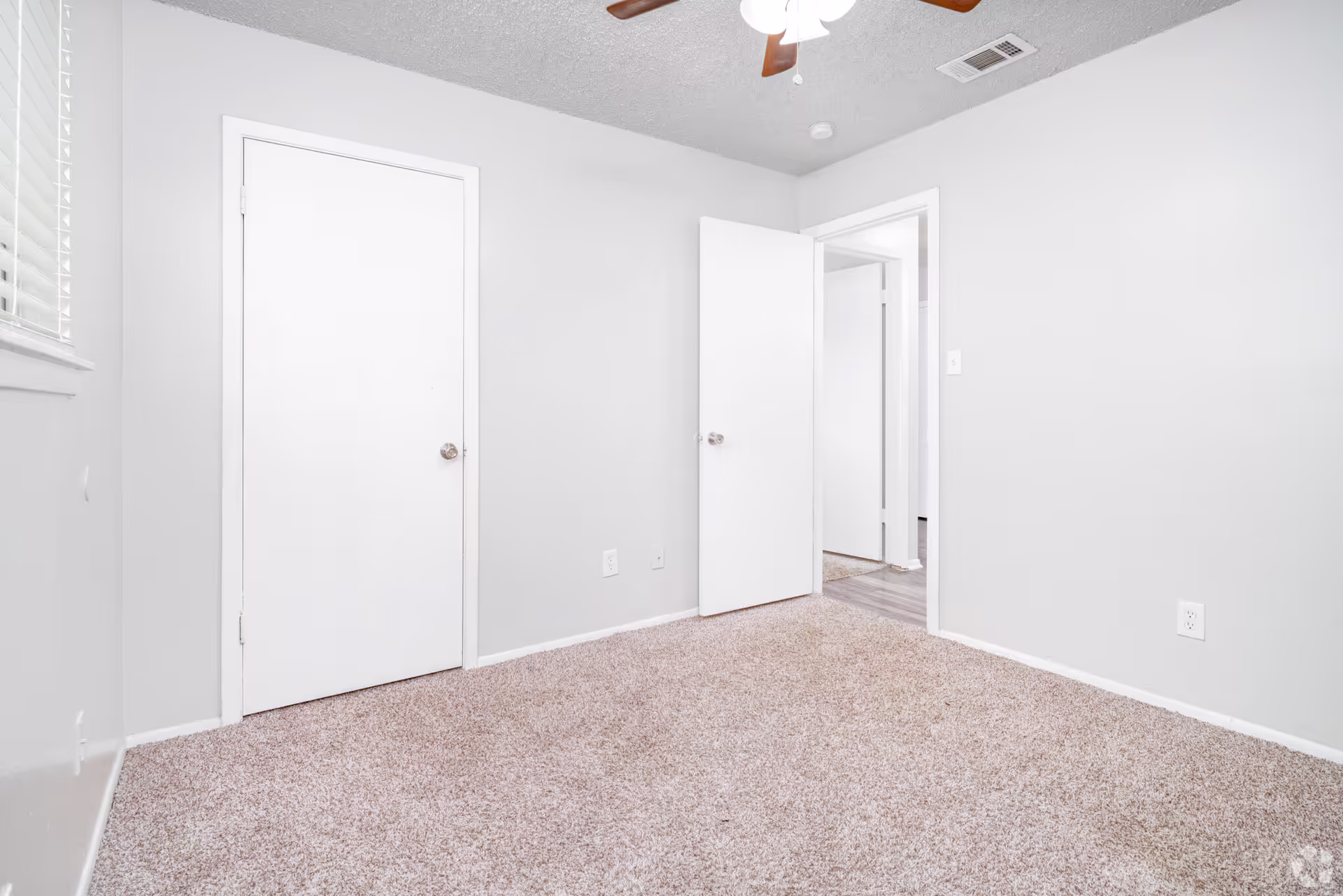 400 Rosewood 8 of 12