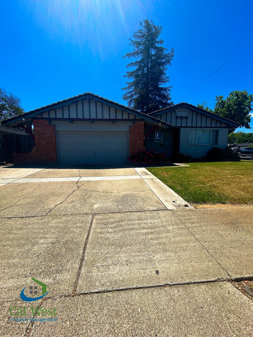Gilroy House: 790 Welburn Avenue