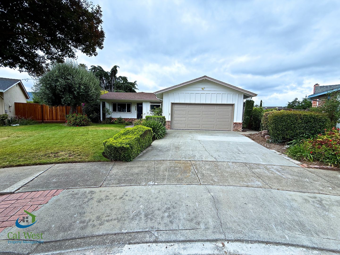 Gilroy House: 1370 Fernwood Lane