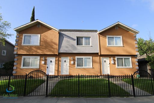 $2,695 2 Bedroom 1.5 Bath Bi-Level Town home – photo 1