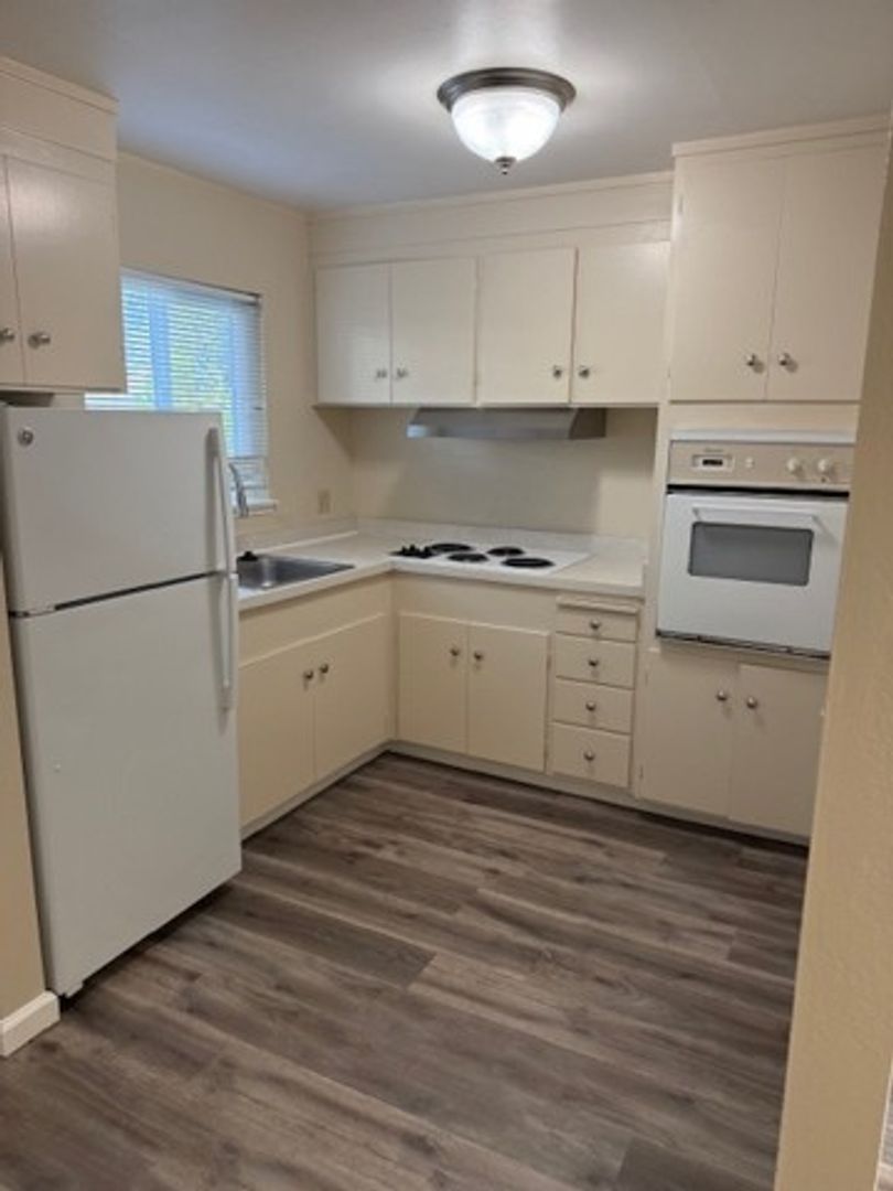 Mountain View Apartment: 439 Del Medio Avenue