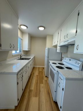 Bright and Spacious, 1 bedroom 1 bath upstairs apartment!