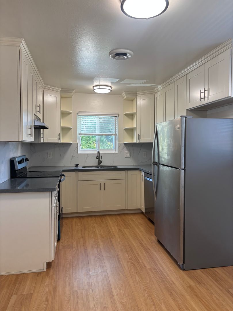 Mountain View Apartment: 1910 Latham Street