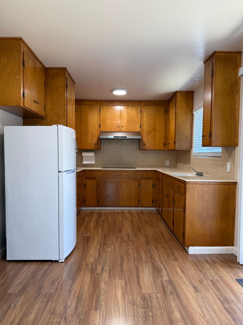 Mountain View Apartment: 87/89 Starr Way