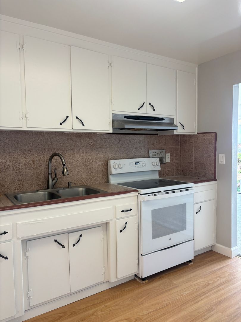 Mountain View Apartment: 210 Murlagan Avenue