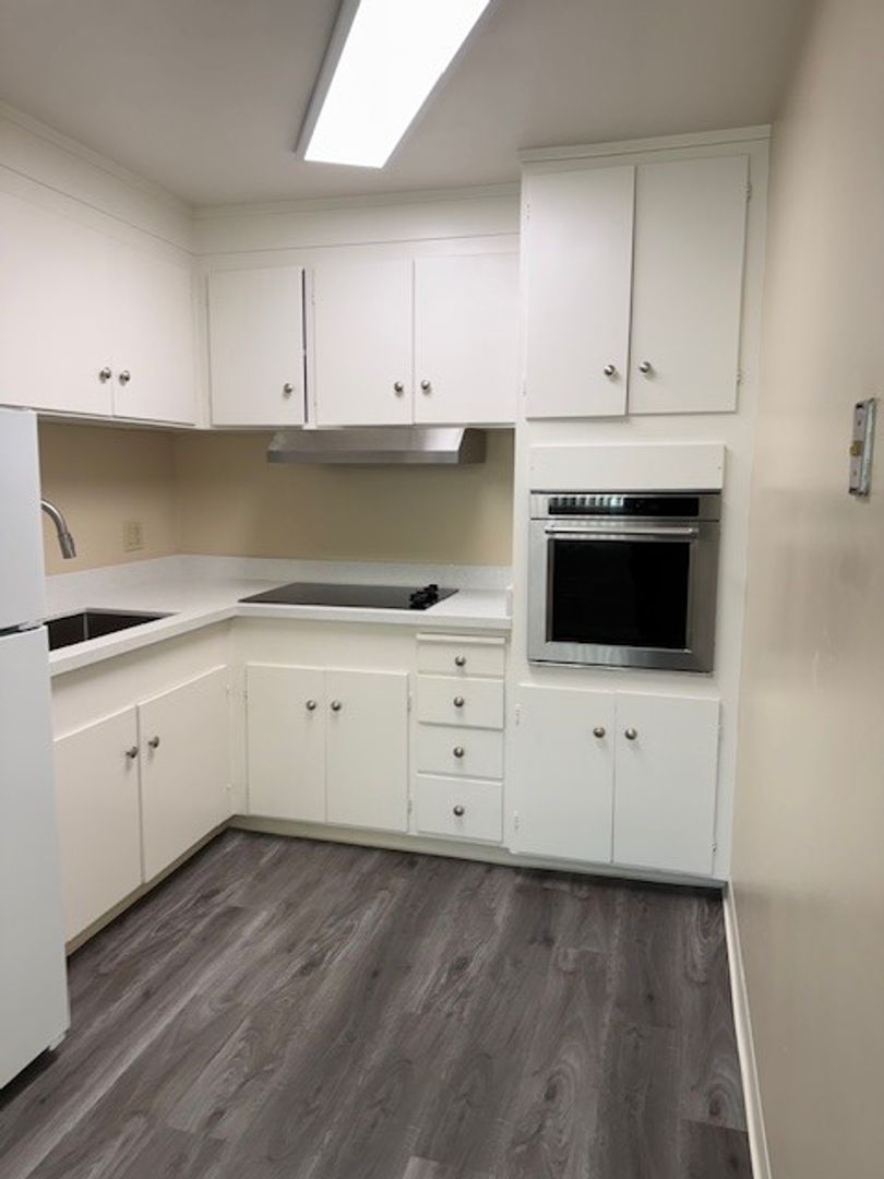 Mountain View Apartment: 439 Del Medio Avenue