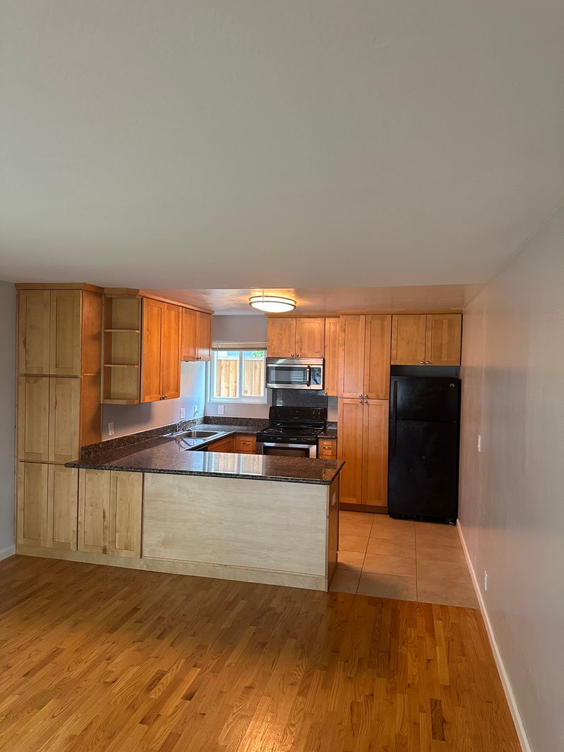 Mountain View Apartment: 250 Palo Alto Avenue