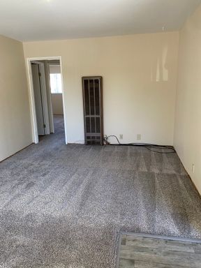 Spacious 2 bed 1 bath apartment available now! – photo 1