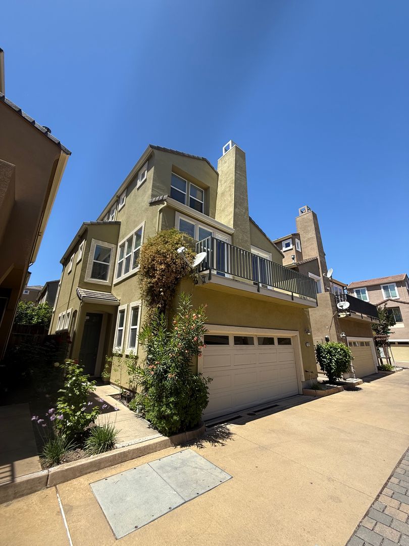 Santa Clara House: 1472 Merrill Place