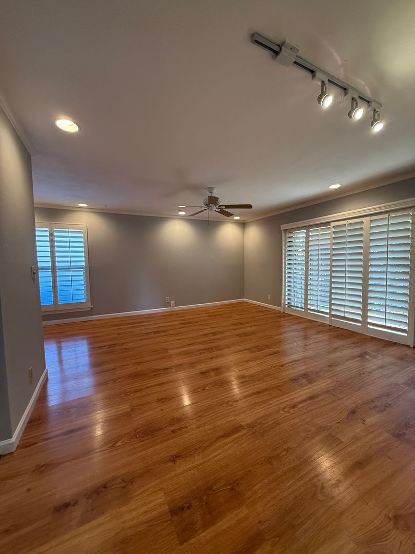 Sunnyvale Condo: 212 Red Oak Drive E., #M