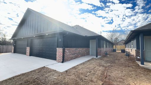 Welcome to Masonwood featuring this 3 Bedroom 2 Bath 2 Car Garage Duplex in a Great location close to the Broadway Extension and only 8 minutes from downtown OKC – photo 1