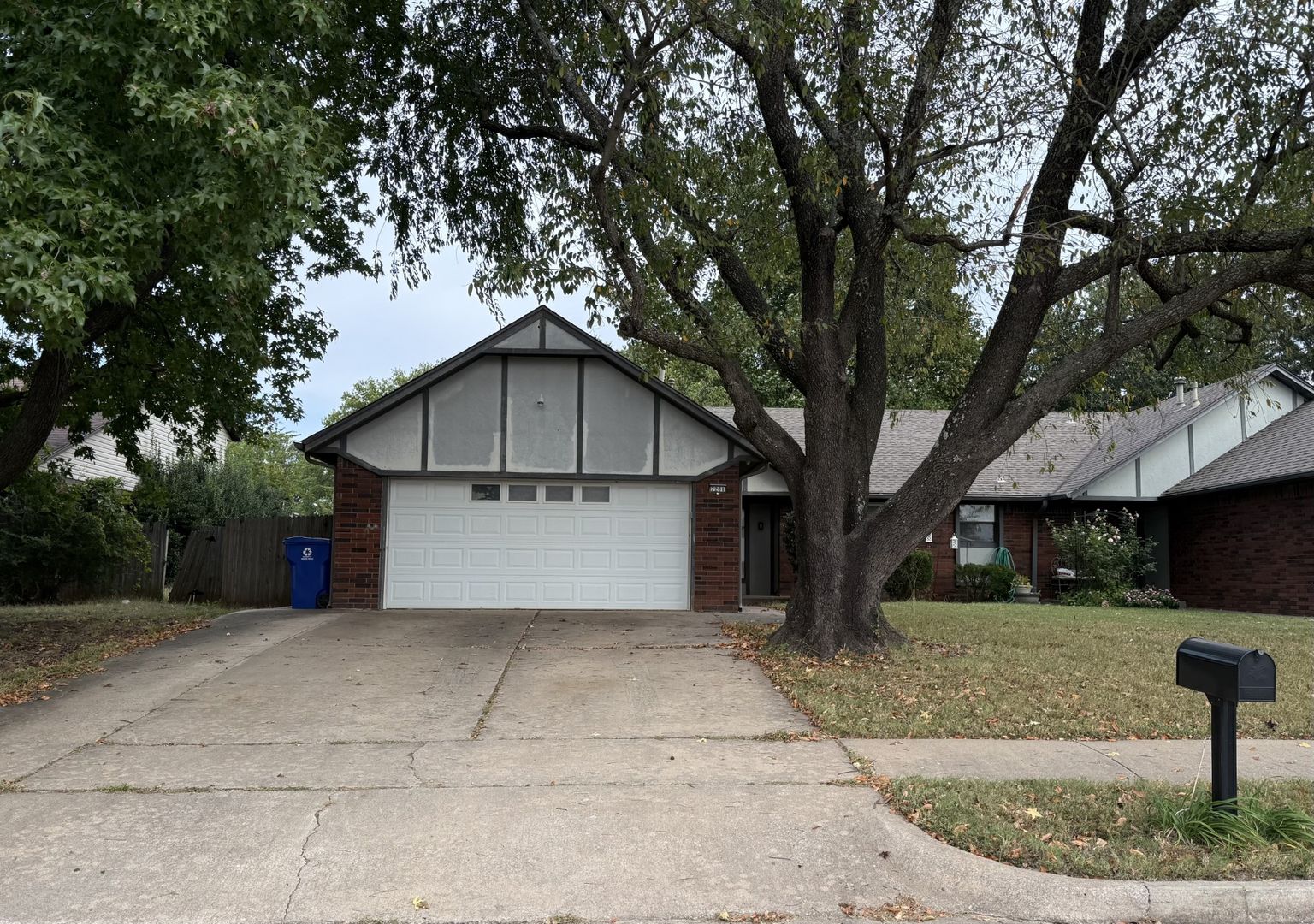 Broken Arrow House: 7201 S Date Pl.