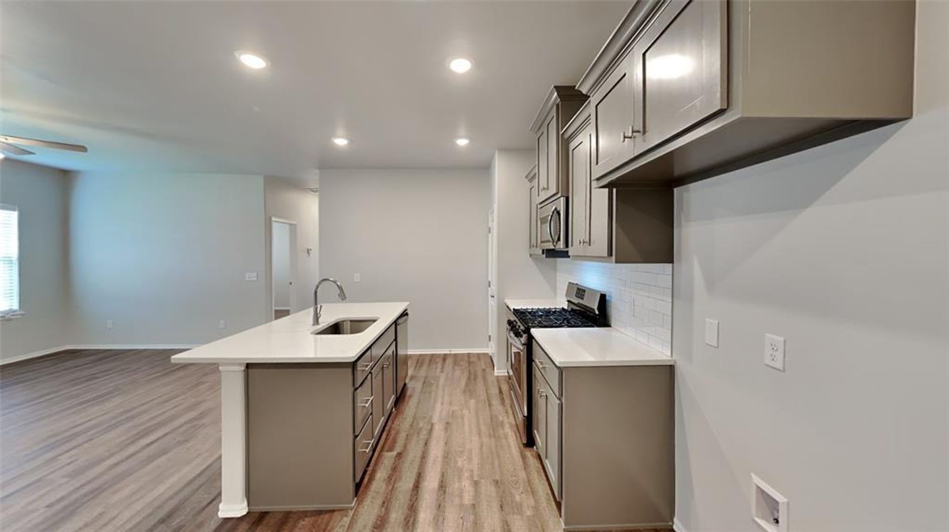9329NW125TH 7 of 20