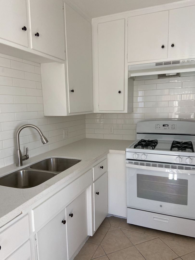 Lomita Apartment: 25344 Oak Street