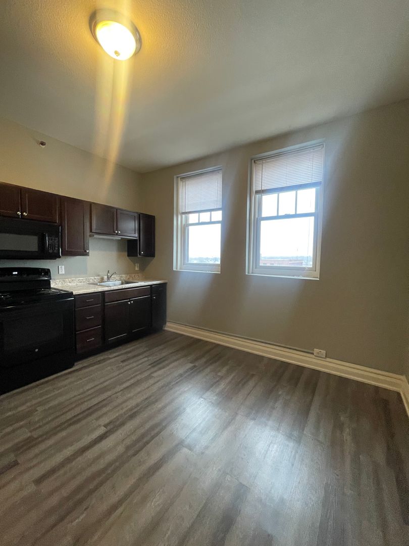 1 Bedroom in Downtown 8 of 12