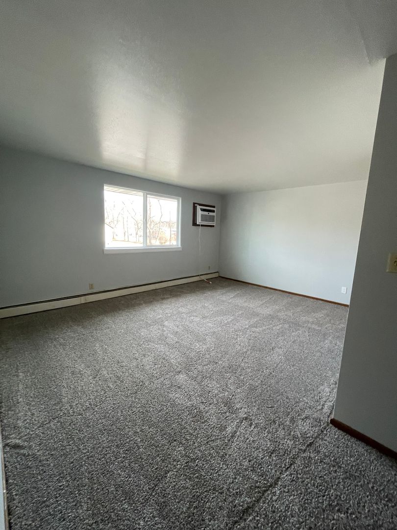 Sioux Falls Apartment: 2401 W Madison Street