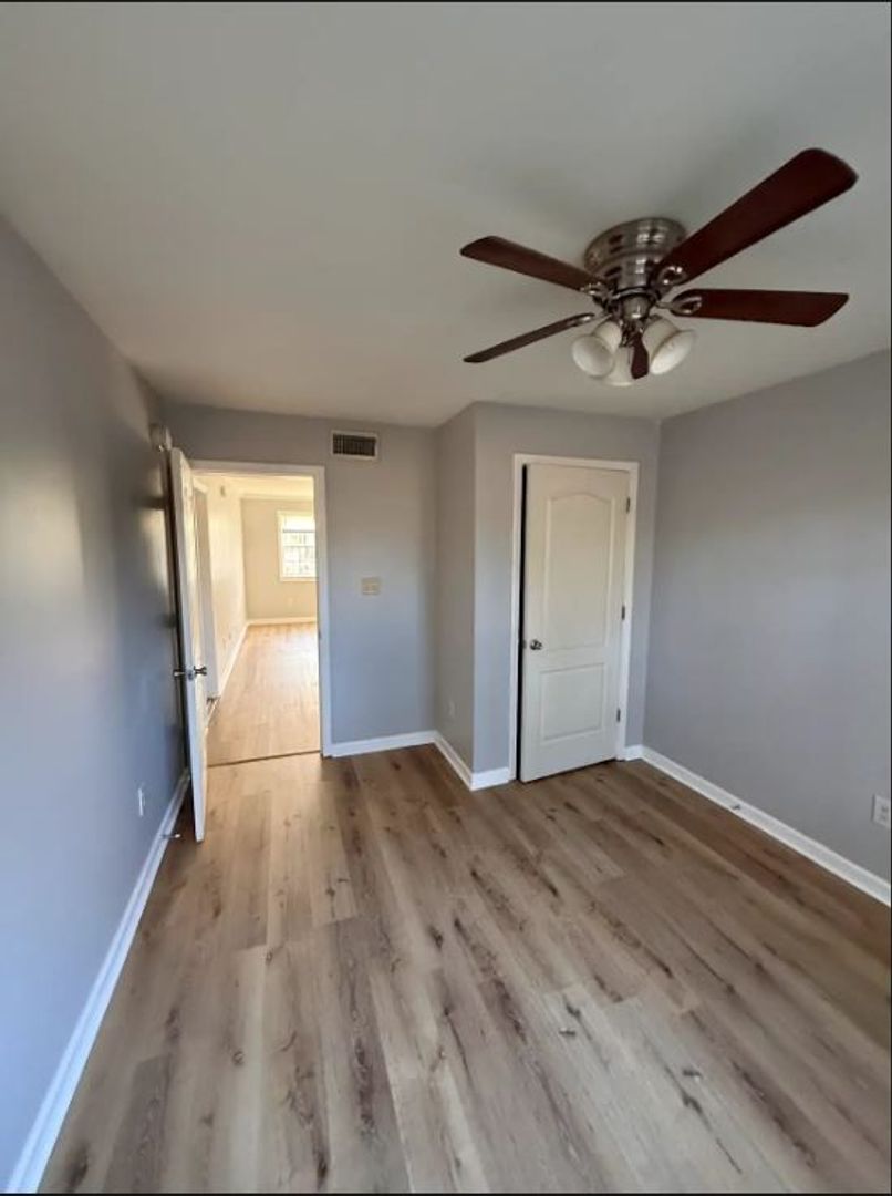 Montgomery Apartment: West Edgemont Ave