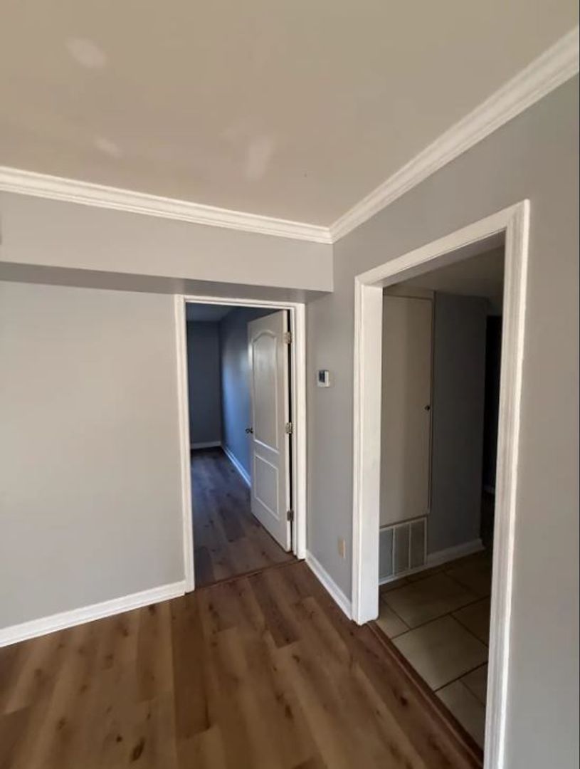 Montgomery Apartment: West Edgemont Ave