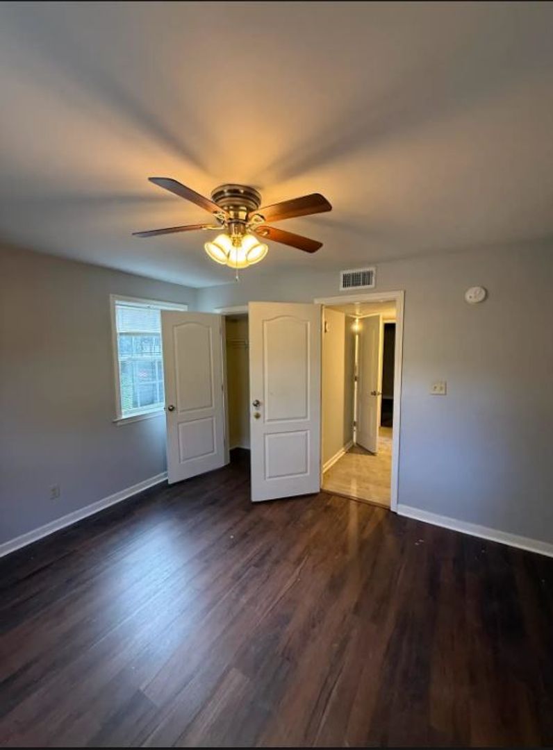 Montgomery Apartment: West Edgemont Ave