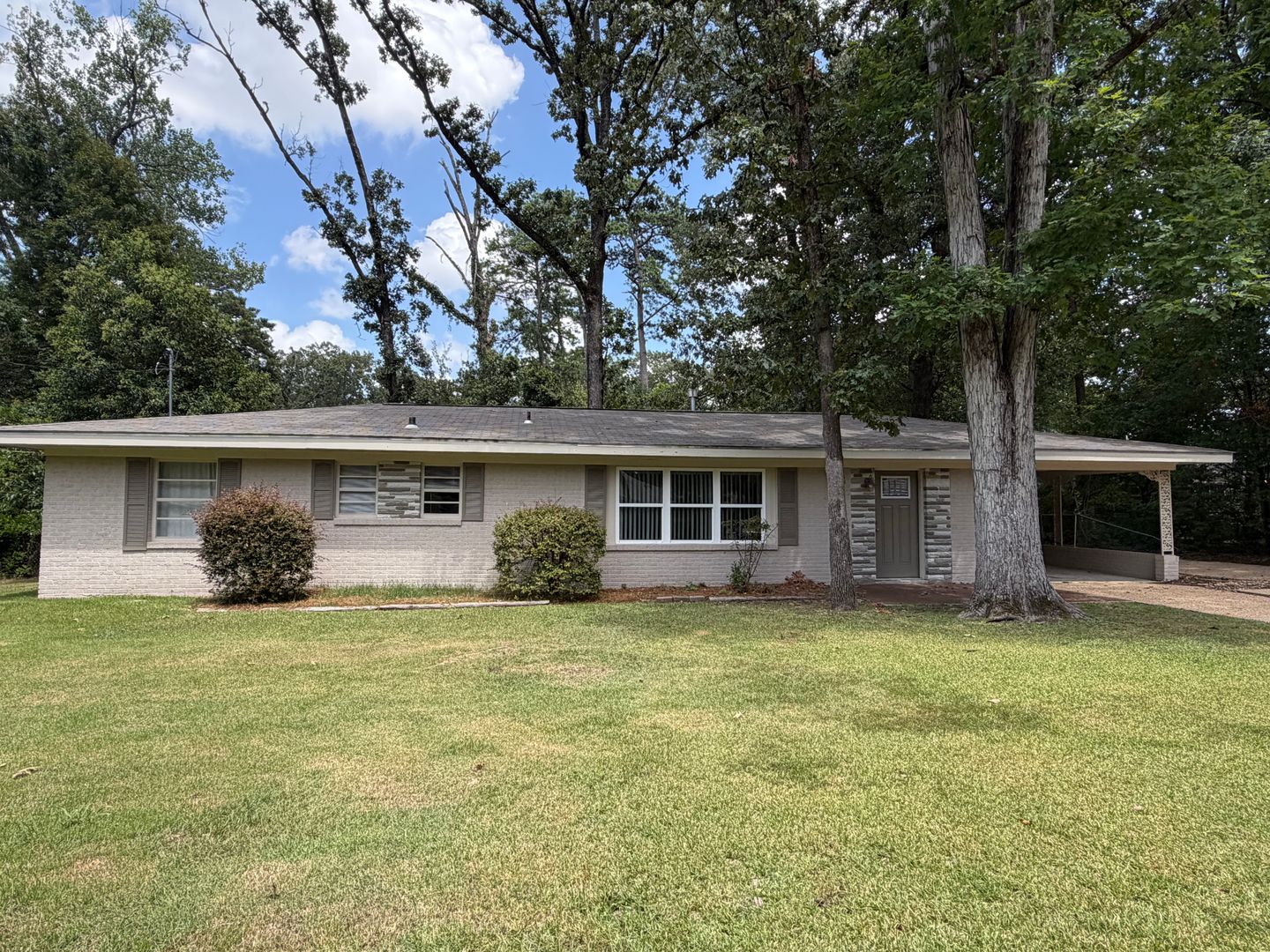 Montgomery House: 1835 Hill Hedge Dr