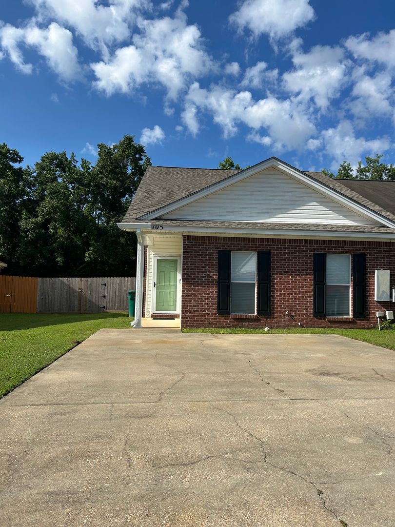 Millbrook House: 105 Jamestown Loop