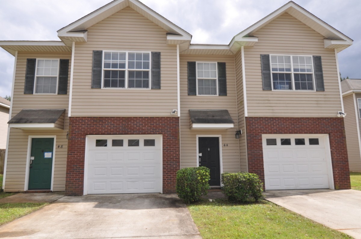 Elmore Apartment: 128/132 Pine Meadow Circle