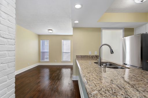 5904 Sandhurst Ln Apt 246, Dallas, TX 75206-4753