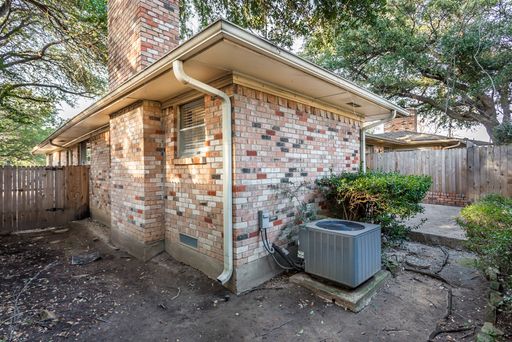 7551 Brentcove Cir, Dallas, TX 75214-1808