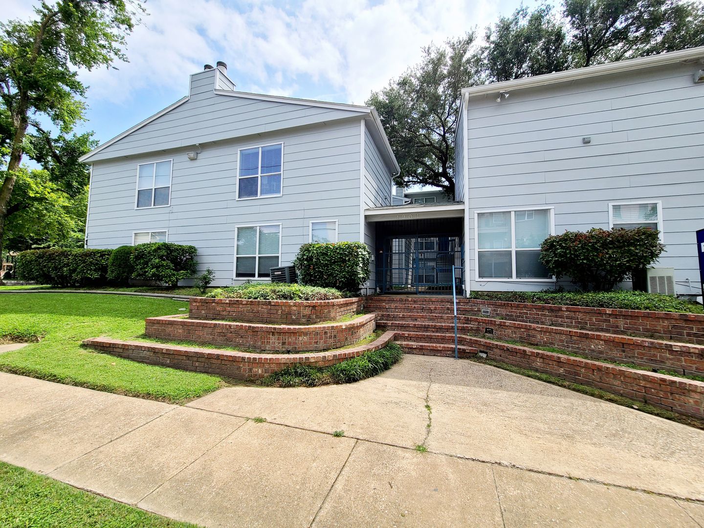 Dallas Apartment: 1901 N Fitzhugh Ave