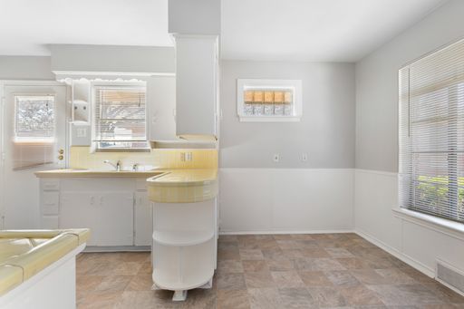 6520 Saint Moritz Ave, Dallas, TX 75214-2428