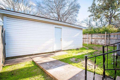 7010 Kingsbury Dr, Dallas, TX 75231-7202