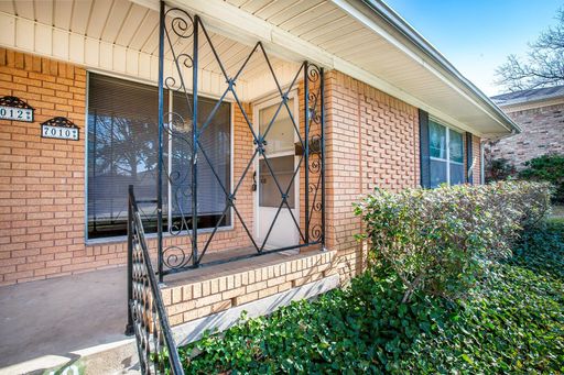 7010 Kingsbury Dr, Dallas, TX 75231-7202