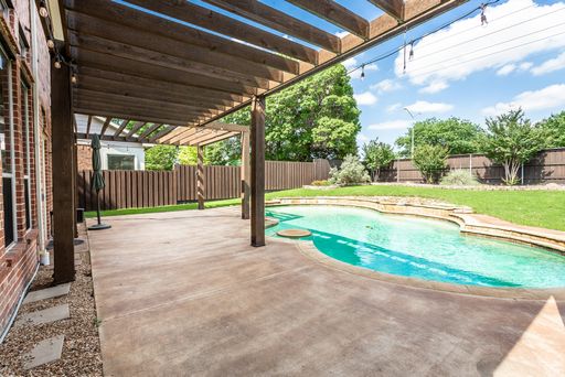 4738 Coyote Trl, Dallas, TX 75227-2821