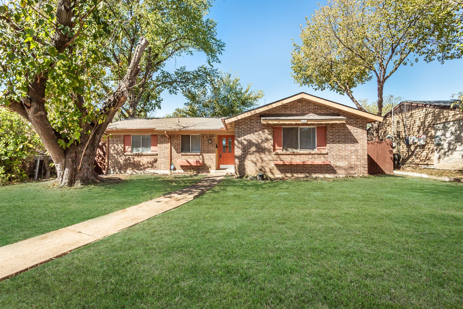 Carrollton House: 2121 Travis Dr